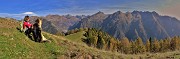 22 Sul sent. 117 spettacolo di cime orobiche e di larici colorati d'autunno